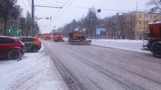 Нижегородские коммунальщики борются со снегопадом