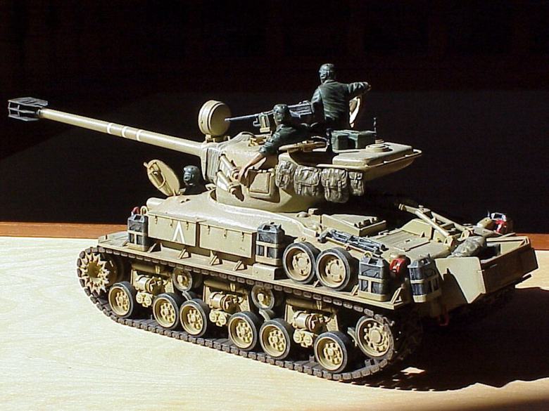 Модель гусеничной машины в масштабе 1/35 на светлой подставке